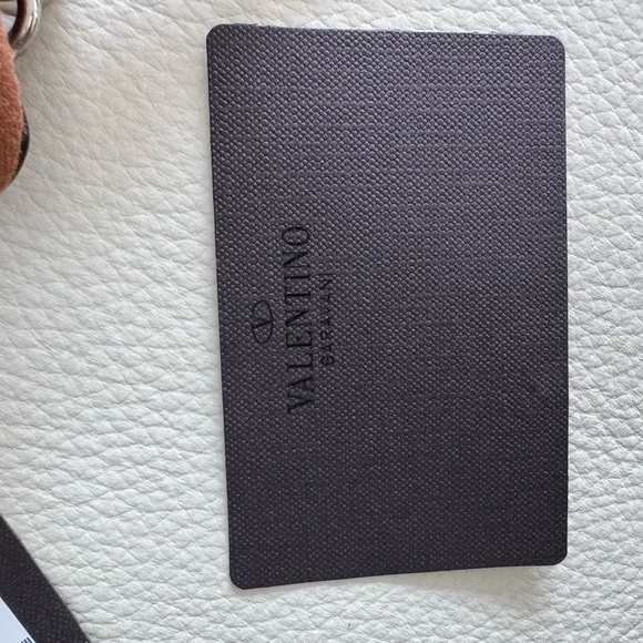 LOW START!! Valentino Garavani wallet V logo on zipper pull with removable strap - Picture 10 of 13
